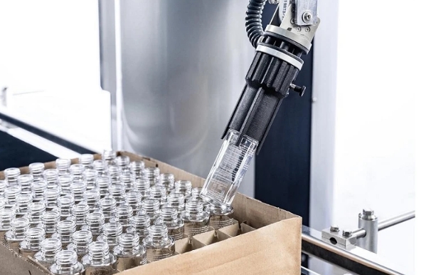 In practice, the cobot is also proving its effectiveness in other sectors, such as cosmetics. For example, here it collects sorted glass bottles from cartons without programming.